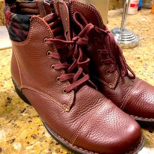 Burgundy Clarks boot size 8 women’s